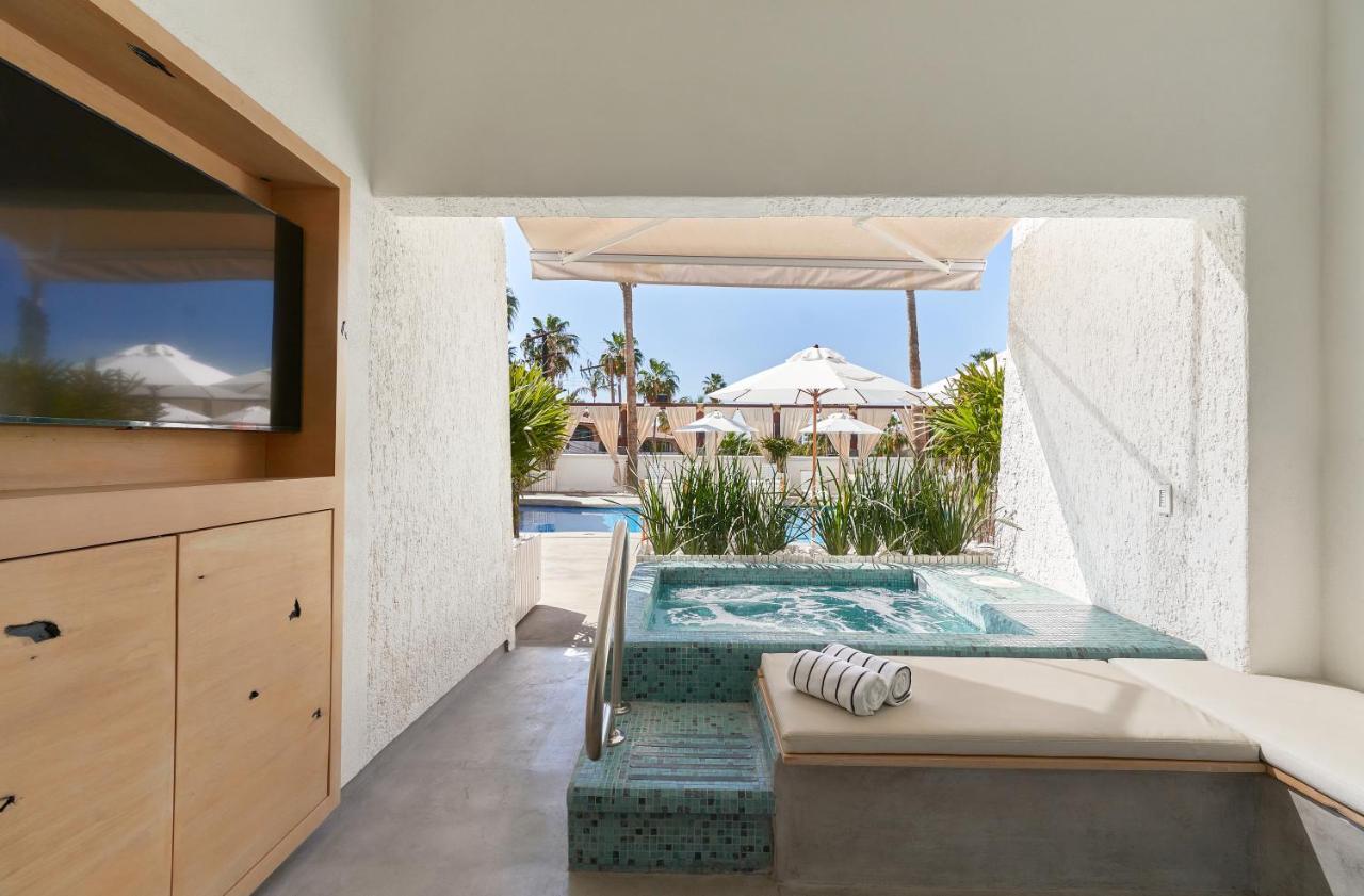 Poolside suite private jacuzzi