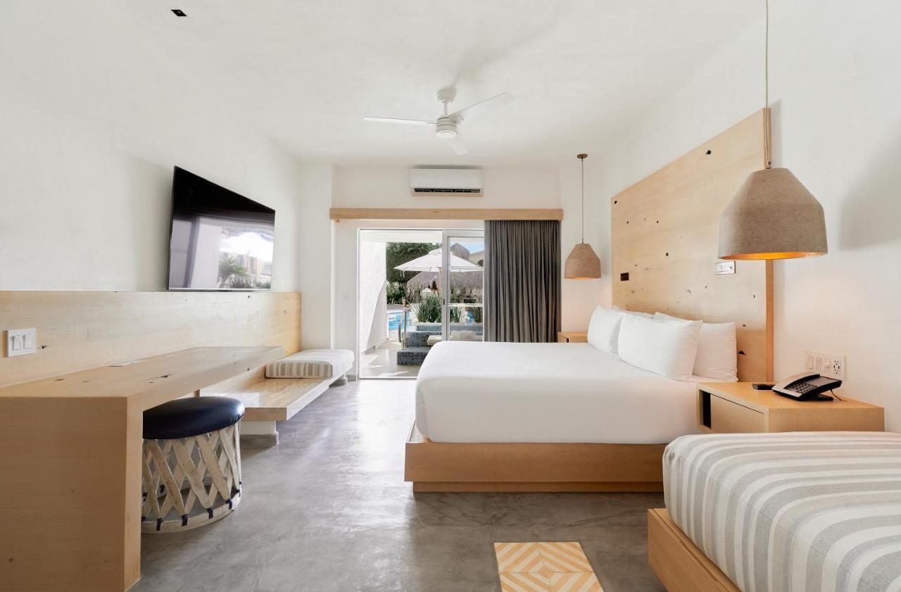 Poolside suite private jacuzzi