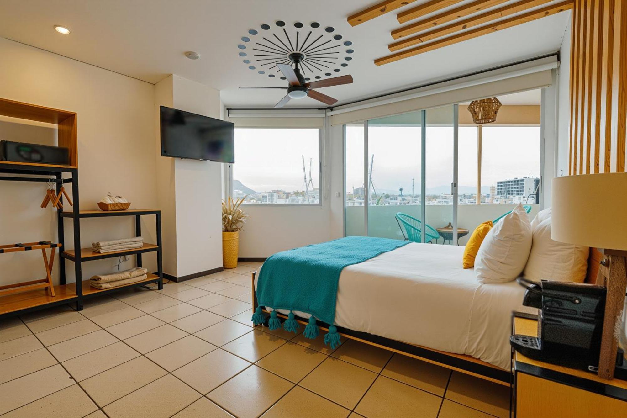 Habitación con cama grande y balcón